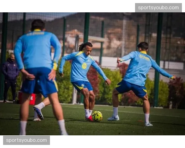 孔德巴尔德伤愈回归训练 巴萨防线轮换选择增多